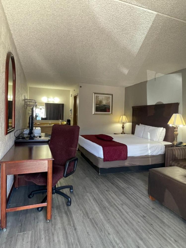 King Room - Non-Smoking interior